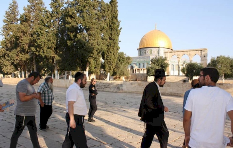 مئات المستوطنين يقتحمون المسجد الأقصى