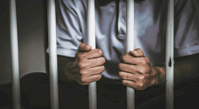 الحبس سنتين لطالب "ماجستير" قتل جده بالخطأ في الأردن!