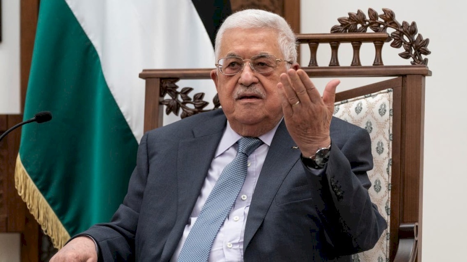 صحيفة: الرئيس عباس يلتقي اليوم مع وزيرين إسرائيليين