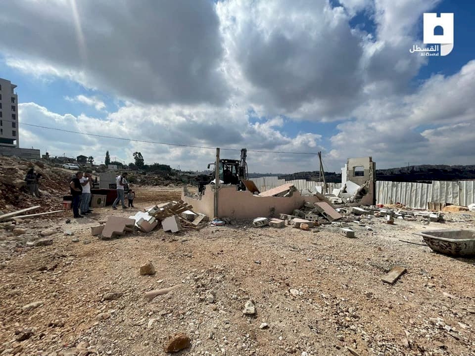 الاحتلال يُجبر مواطنا على هدم منزله في بيت حنينا