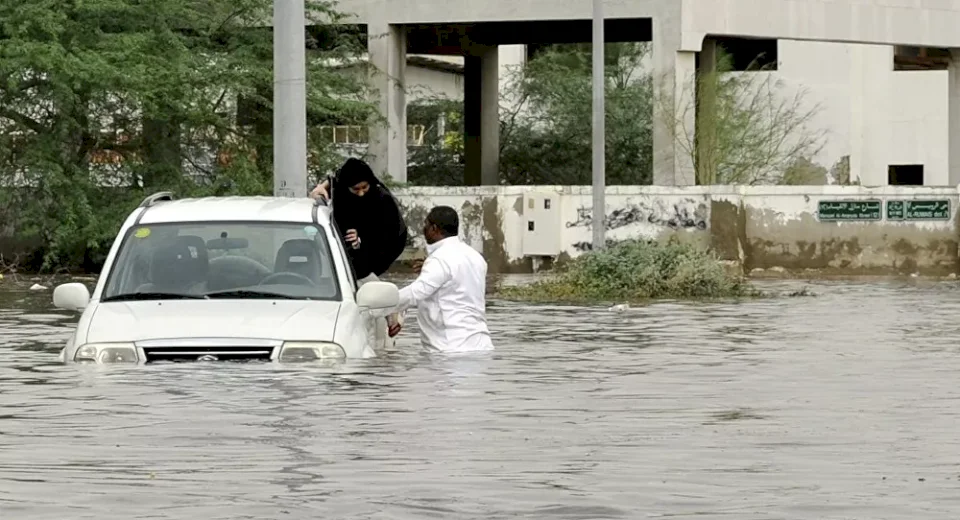 سيول "شاهين" تطيح بجدار منزل في عمان وسط صراخ سكانه (فيديو)
