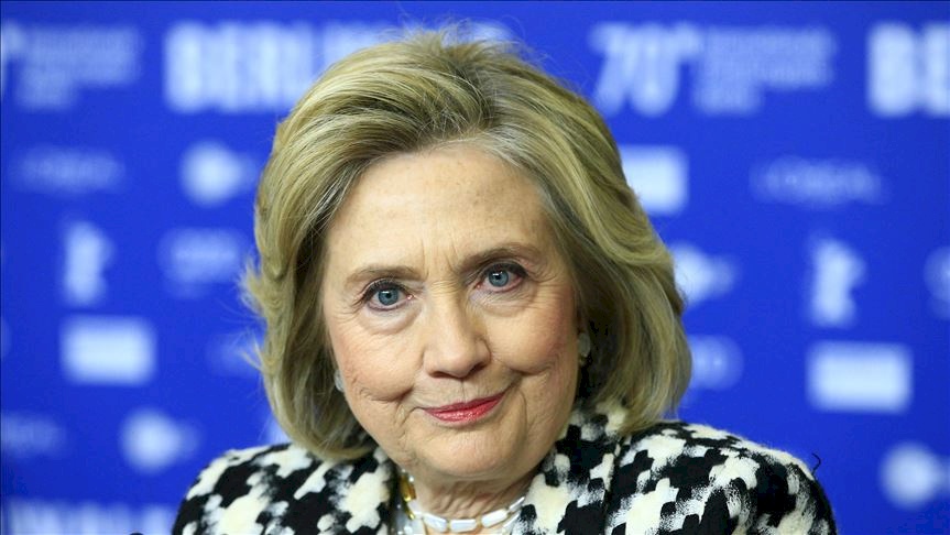 تغريدة مثيرة للجدل لكلينتون بعد تعطل موقع "فيسبوك"