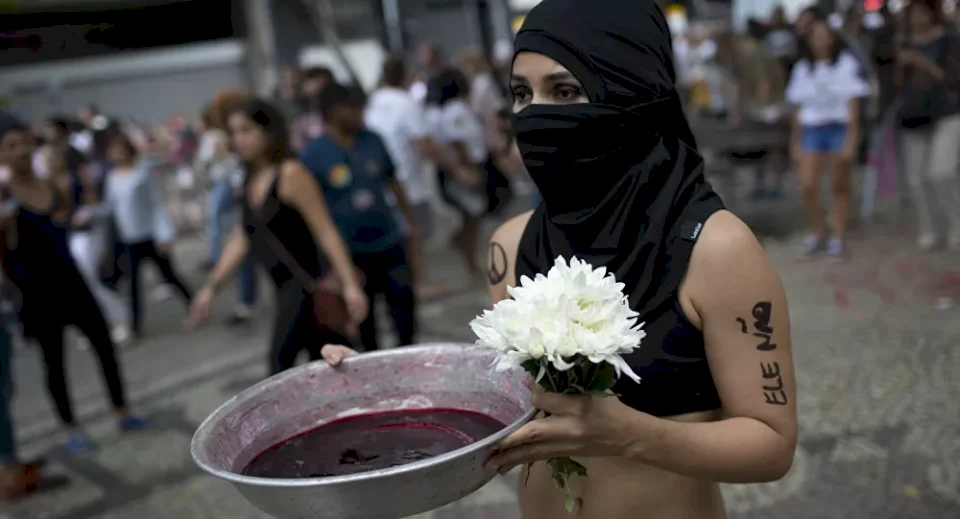 صور تهز دولة بأكملها وتثير شعبها.. ما قصتها؟ (شاهد)