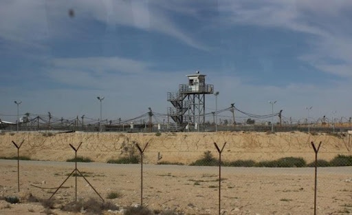 الاحتلال يعزل 14 أسيرا بظروف قاسية في سجن "النقب"