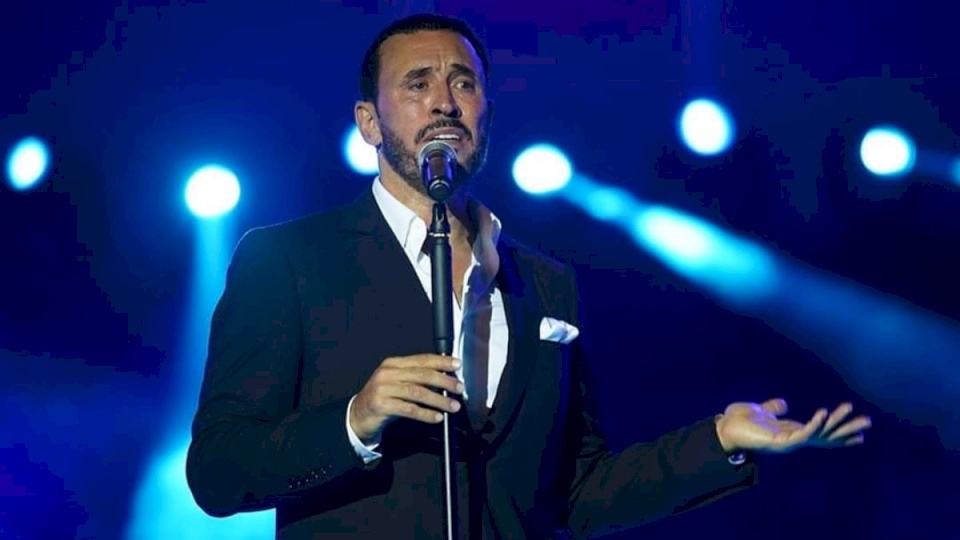 كاظم الساهر يفاجئ الجمهور بملامح وجهه.. فلتر أم تجميل؟