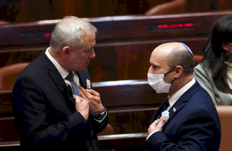 هآرتس: علاقة بينيت وغانتس وصلت للحضيض بعد كشف عملية الموساد