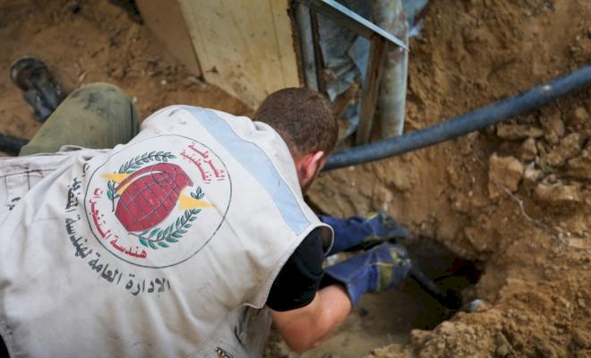 إبطال مفعول قنبلة من مخلفات الحرب في غزة