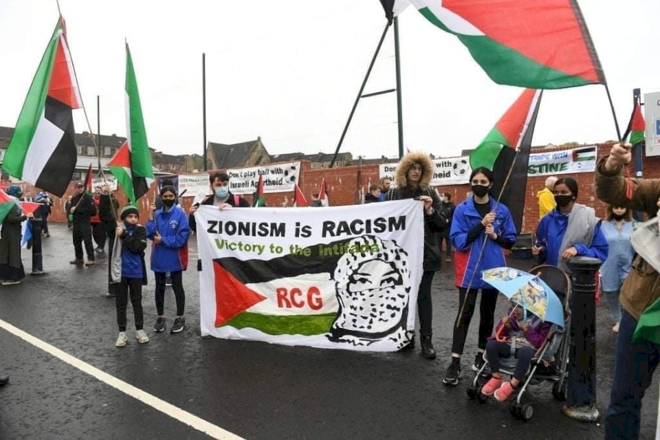 جماهير أسكتلندية ترفع علم فلسطين وتطالب بمُقاطعة اللعب مع إسرائيل