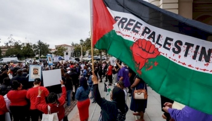 كاليفورنيا.. اتحاد الطلاب يقر قانوناً يربط المساعدات المقدمة للاحتلال باحترام حقوق الفلسطينيين