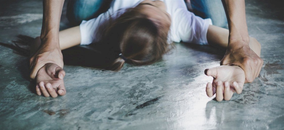 تحرش وحاول اغتصاب 7 فتيات..فضيحة تطال فناناً مصرياً