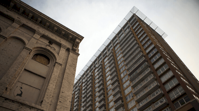 شاب يحاول الانتحار بالقفز من الطابق التاسع وينجو بأعجوبة كما يحدث بالأفلام! (صور)