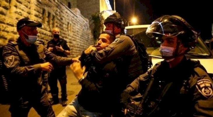 الاحتلال يعتدي على المواطنين ويعتقل شابين في القدس