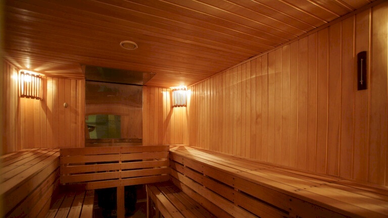 العثور على جثث لسياح روس داخل "ساونا" بفندق في ألبانيا