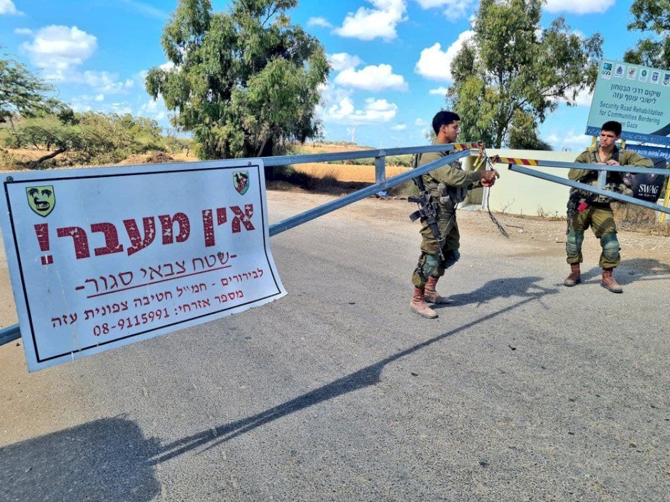 بسبب قناصة المقاومة.. الاحتلال يغلق طرقا قريبة من غزة