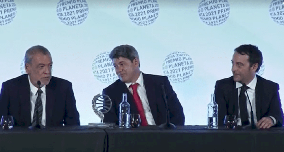 موقف غريب.. فوز "كاتبة" مشهورة بمليون يورو ليكتشفوا أنه اسم وهمي لـ3 رجال!