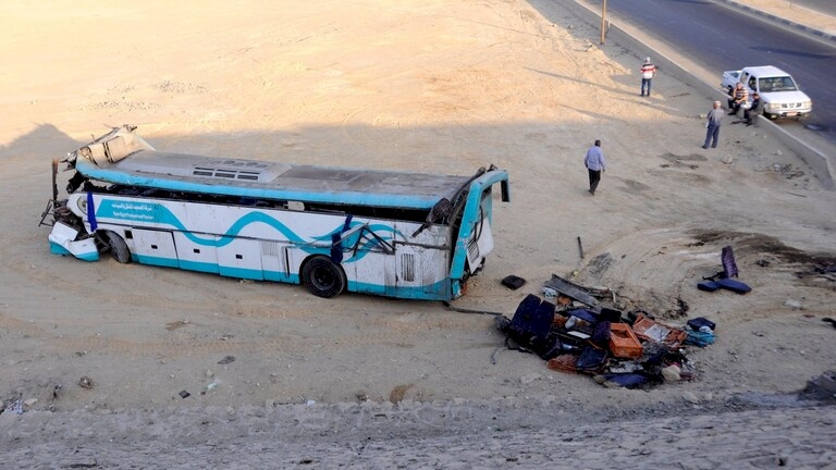 مصرع 19 شخصا في تصادم سيارة نقل بحافلة في مصر