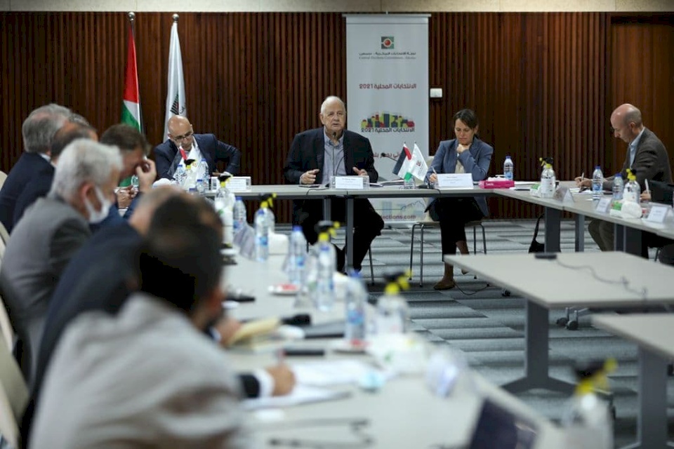 لجنة الانتخابات تلتقي مع مجموعة المانحين