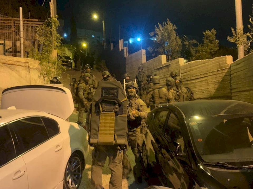 الاحتلال يعتدي على عائلة في جبل المكبر ويعتقل 5 من أفرادها