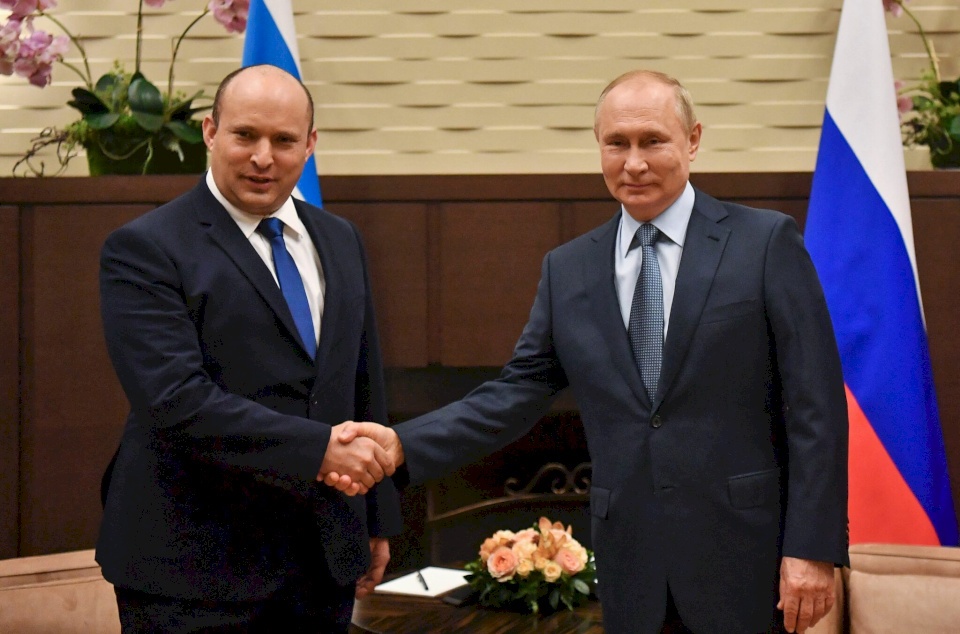 إذاعة عبرية: بوتين طلب من بينيت توخي الحذر خلال الهجمات في سوريا 