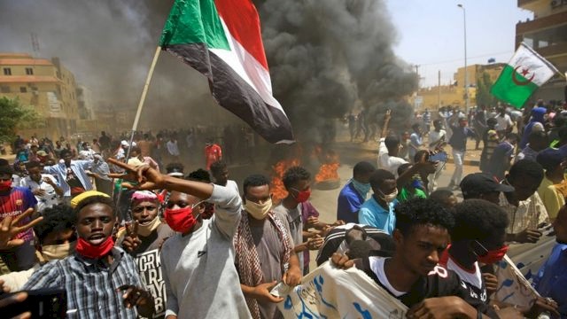 احتجاجات السودان.. 3 قتلى و80 مصابا وانسحاب أطباء من مستشفيات