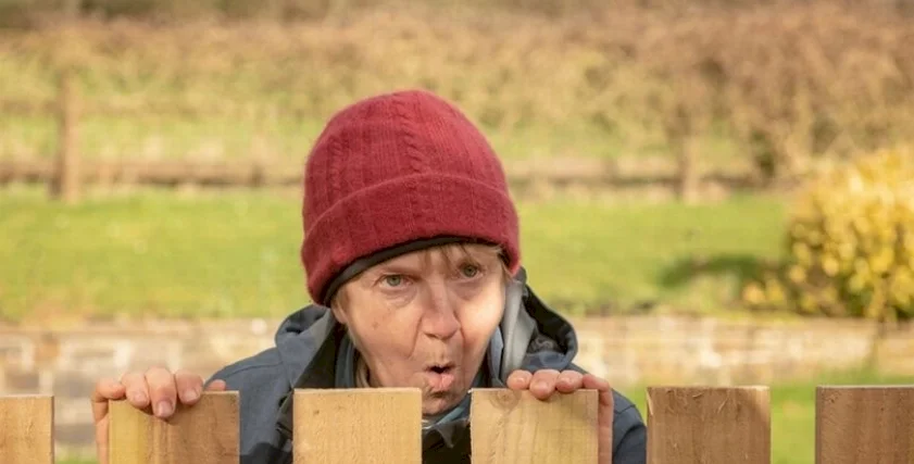 شابة عشرينية تتعرض لموقف غير متوقع من جارتها المسنة.. والسبب غريب!