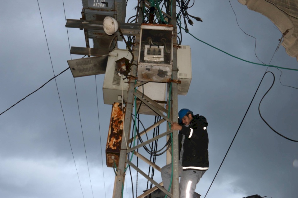 إسرائيل تبلغ السلطة: سنقطع الكهرباء عن مناطق بالضفة بسبب الديون