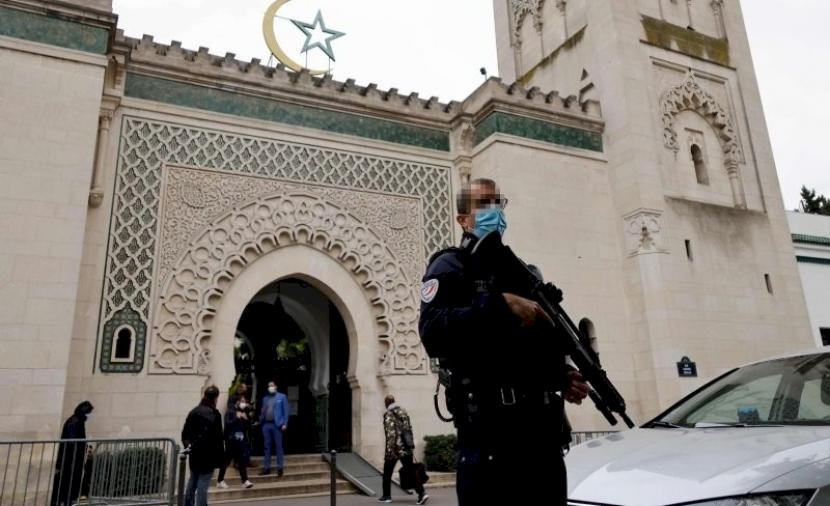 فرنسا تعتزم إغلاق 7 مساجد وجمعيات بحلول نهاية العام