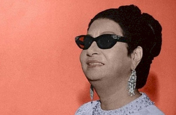 صورة نادرة لأم كلثوم ..من دون نظاراتها وبحجاب الصلاة!