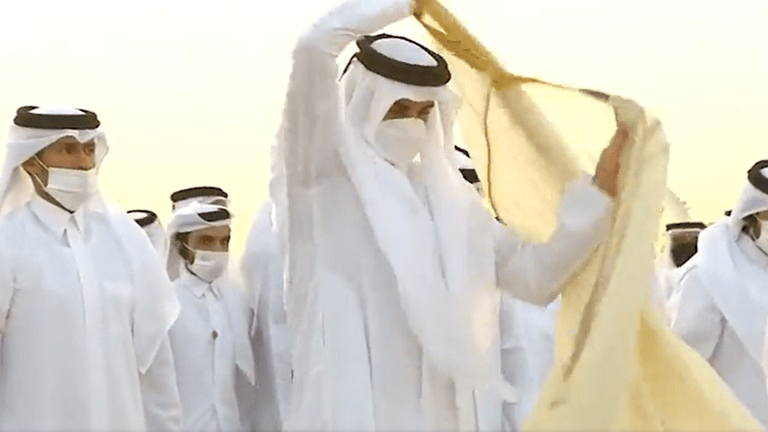 بالفيديو.. أمير قطر يقلب ردائه على الملأ ويرتديه بالمقلوب!