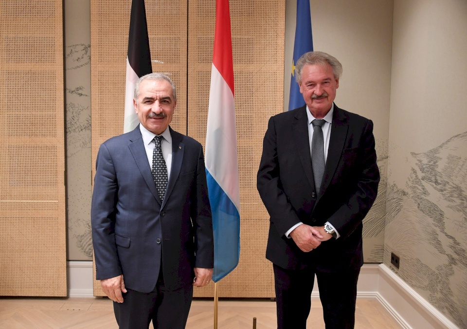 اشتية يُطالب الاتحاد الأوروبي باعتراف جماعي بدولة فلسطين