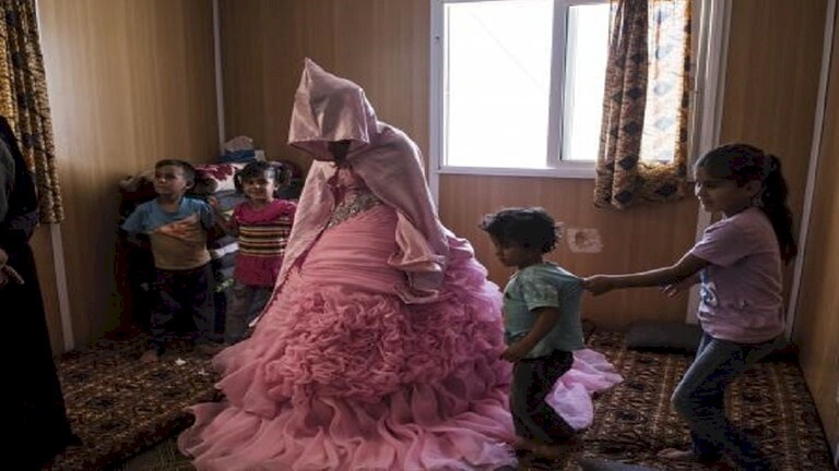 فيديو| زواج طفلة عمرها 12 سنة بالعراق يثير غضبا.. ووالدتها تستنجد 