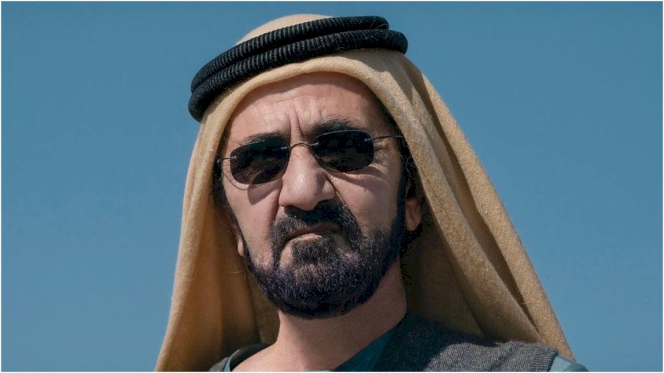 محمد بن راشد يحقق أمنية طفلة كانت تبكي للقائه في إكسبو دبي (فيديو)