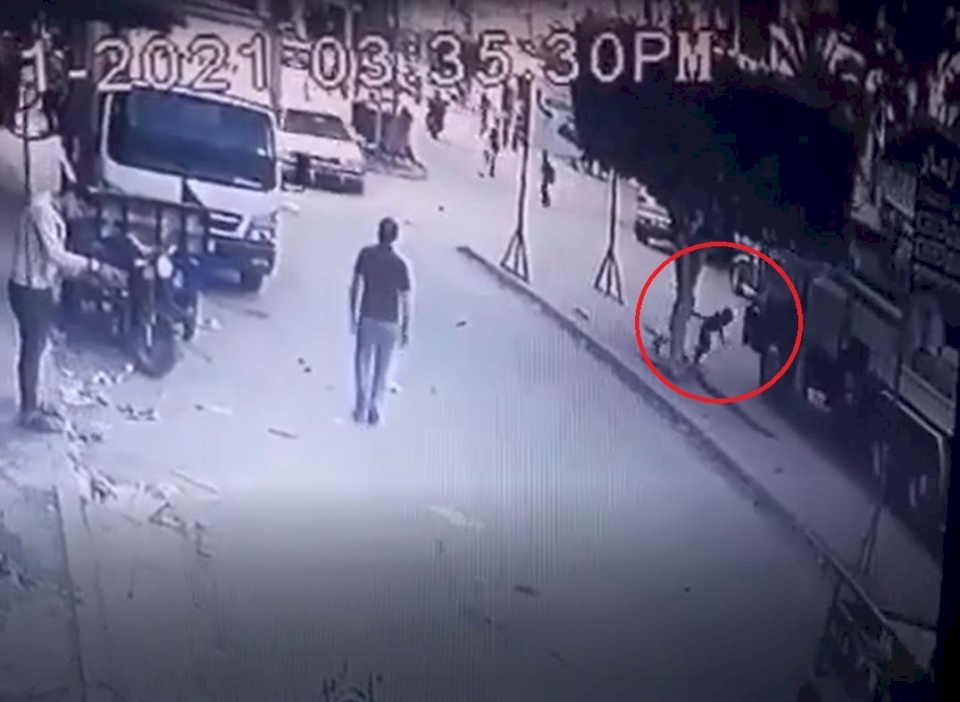 في غزة: طفل يدفع آخر تحت شاحنة فيلقى حتفه فوراً