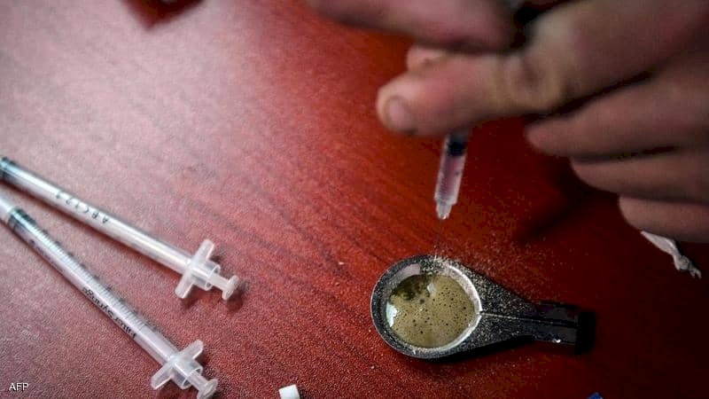 أب يحقن أطفاله بالمخدرات.. ويبرر فعلته بسبب غريب!