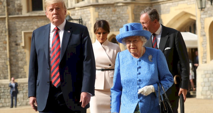 سبب غريب يجعل الملكة إليزابيت لا تفارق حقيبتها السوداء