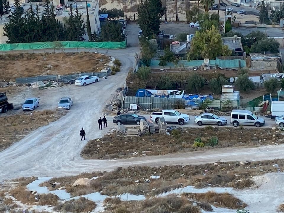 الاحتلال يهدم منزلاً في جبل المكبر و4 محال تجارية بحزما