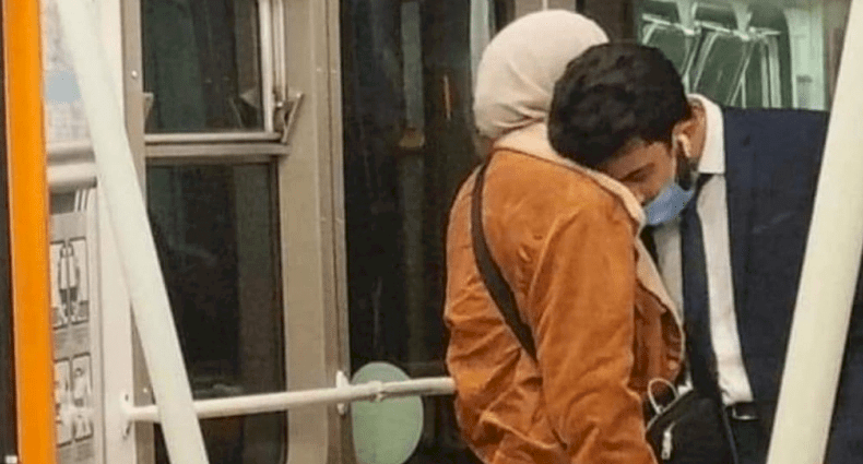 صورة خطيبين مصريين التقطت بالسر من داخل قطار تثير ضجة.. ما قصتها؟ 