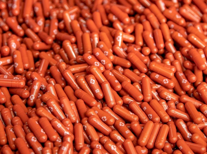 بريطانيا تُقر أول علاج مضاد لكورونا في العالم