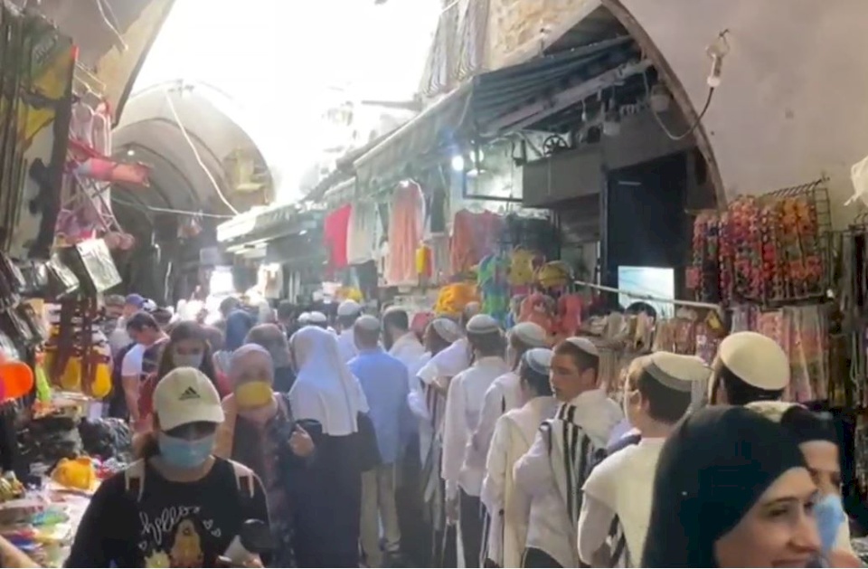 مستوطنون يؤدون طقوسا تلمودية قرب باب المجلس بالأقصى