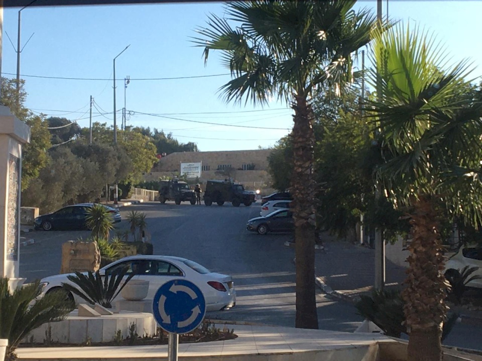 الاحتلال يقتحم حي عين منجد في رام الله