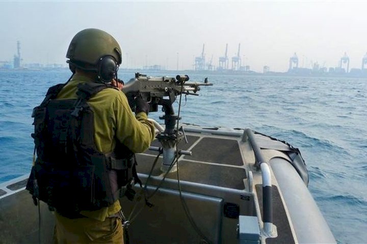 زوارق الاحتلال تستهدف مراكب الصيادين بغزة