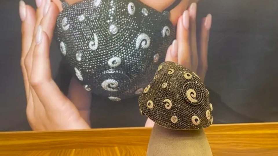 بيع كمامة بـ1.5 مليون دولار في موسم الرياض