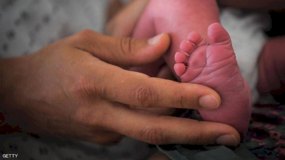 خطأ فادح يقلب حياة أبوين رأسا على عقب.. المولود غريب