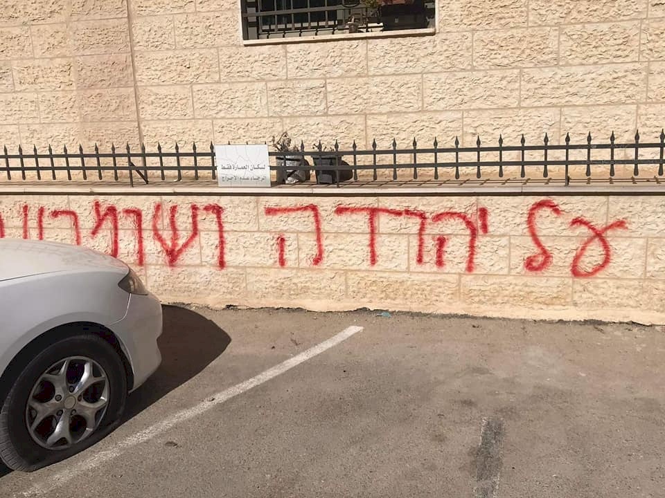 مستوطنون يقتحمون البيرة ويخطون شعارات عنصرية (صور)