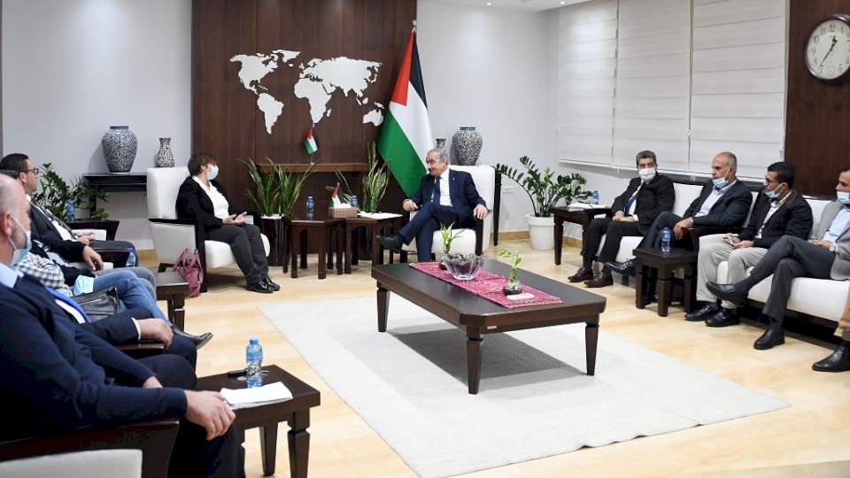 اشتية: نرفض المساس بأي مؤسسة فلسطينية