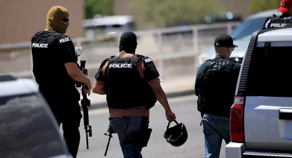 مراهقة تستخدم إشارات اليد المتداولة على "تيك توك" للتنبيه أنها في خطر