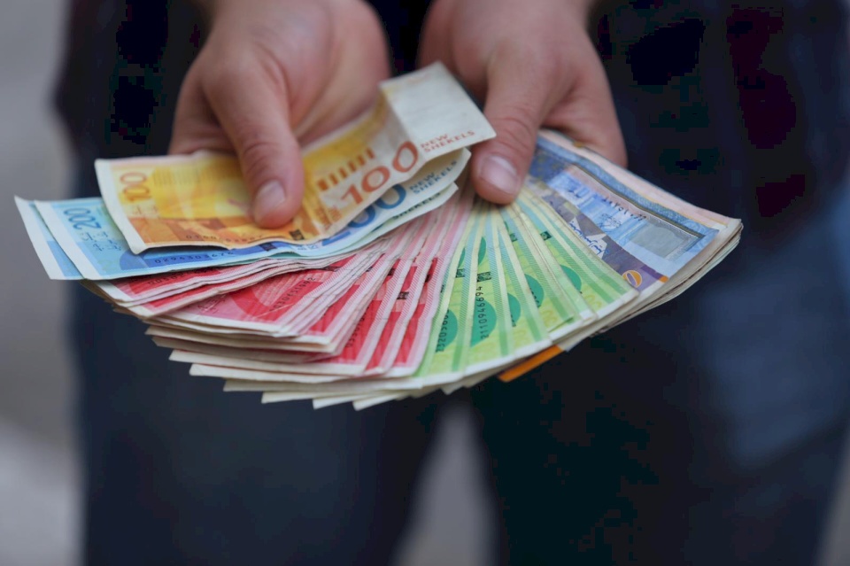 الحكومة: شدوا الأحزمة وقد نخصم من رواتب الموظفين