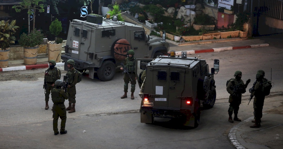 الاحتلال يستنفر..  إطلاق نار يستهدف شاحنة غاز إسرائيلية قرب الخليل