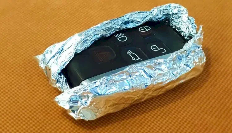 لماذا من المهم تغليف مفاتيح سيارتك بورق الألمنيوم؟