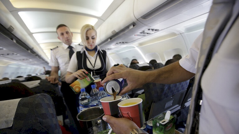 مضيف جوي يكشف عن أغرب سؤال طرح عليه أثناء عمله